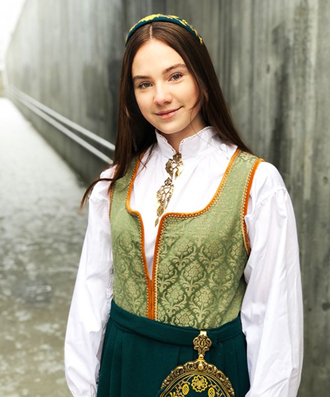 Sjøgrønn Romeriksbunad L55
