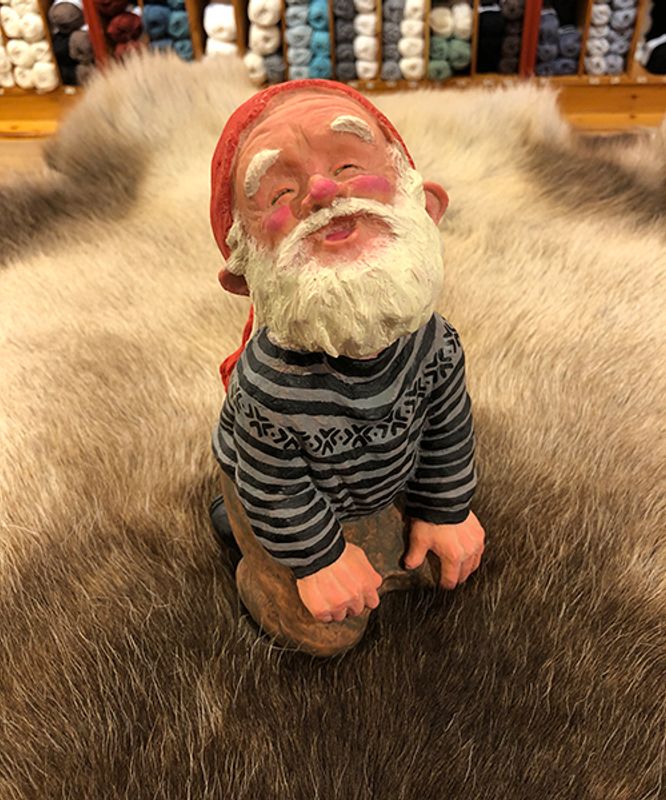 Midthun-nisse sittende på kne