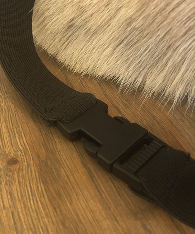 Sitteunderlag av reinsdyrskinn med sele