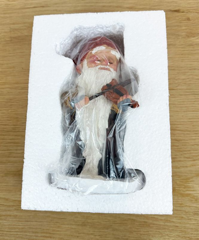 Midthun-nisse med fiolin